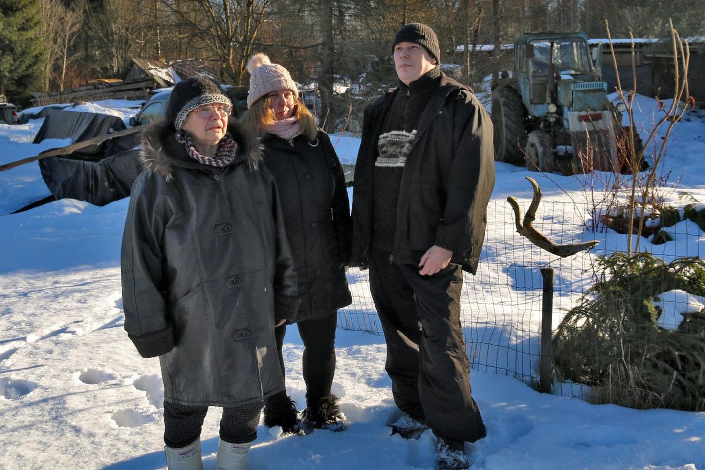 Avinurmes Kõveriku külas oma koduõuel perekond Jungholz: poeg Aare, ema Zinaida ja tütar Aivi.