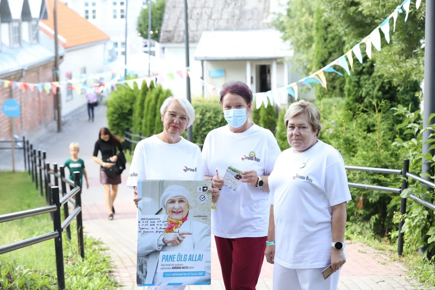 Arvamusfestivali peasissepääsu juures Tallinna tänaval oli avatud vaktsineerimispunkt, kus Järvamaa haigla töötajad vaktsineerisid ette registreerimata kõiki soovijaid.