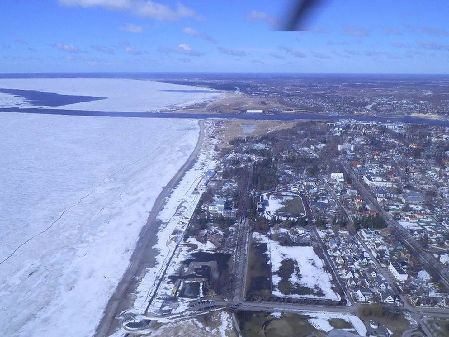 Päästeameti vaatluslend Pärnu ja Reiu jõe kohal 9. aprillil.