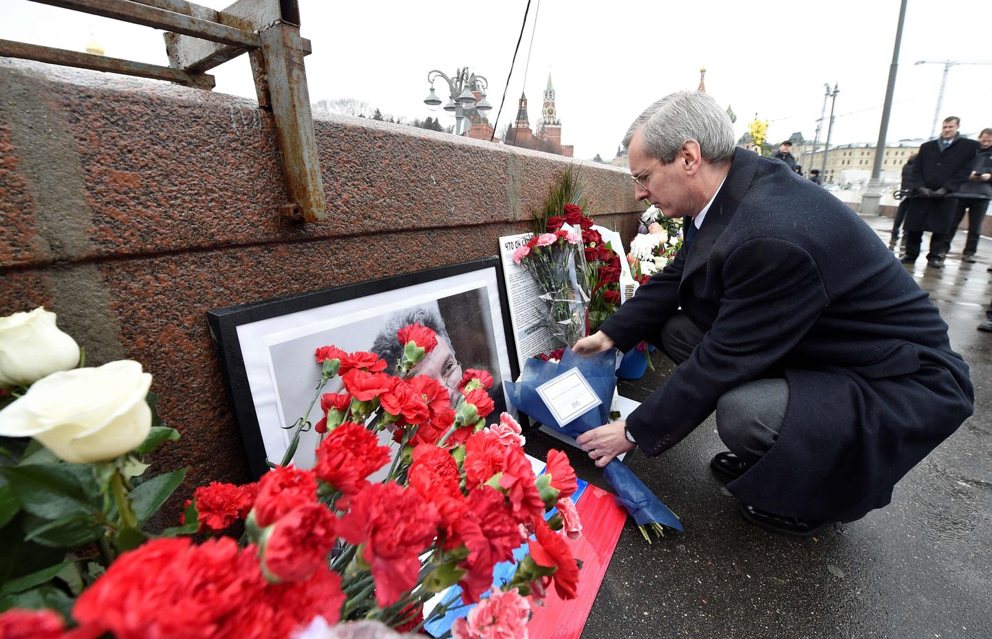 Suurbritannia suursaadik Venemaal Laurie Bristow Nemtsovi memoriaalile lilli asetamas.