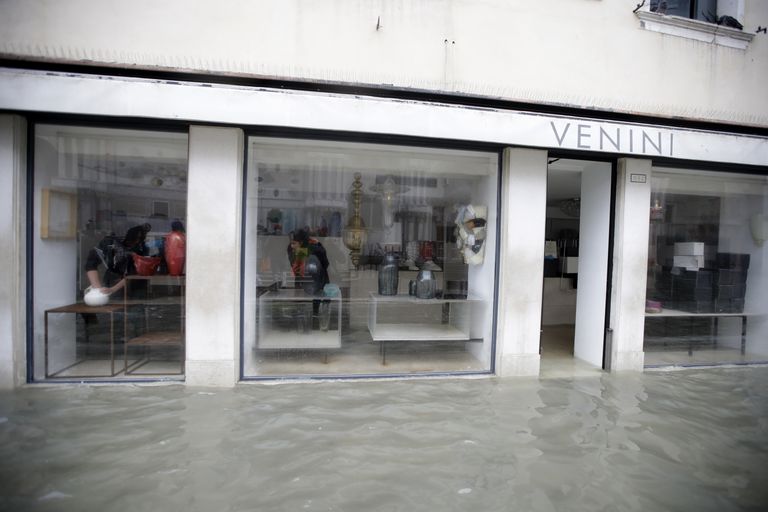 Üleujutatud kauplus Veneetsia erakordselt kõrge tõusuvee ajal.