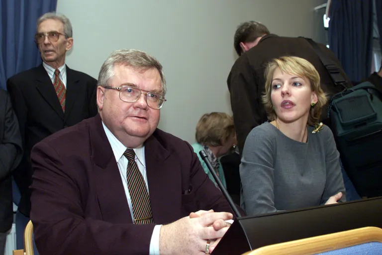 Эдгар Сависаар и Вилья Тоомаст (в прошлом Сависаар) на выборах председателя партии в 1999 году. Foto: Peeter Sirge / Postimees