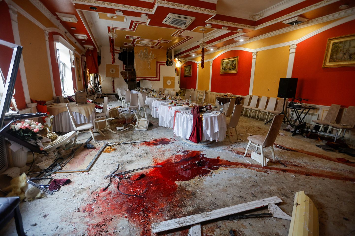 Ресторан «Шеш-Беш» в гостинице Донецка, в котором отмечал свое 59-летие бывший глава «Роскосмоса» Дмитрий Рогозин, после обстрела.