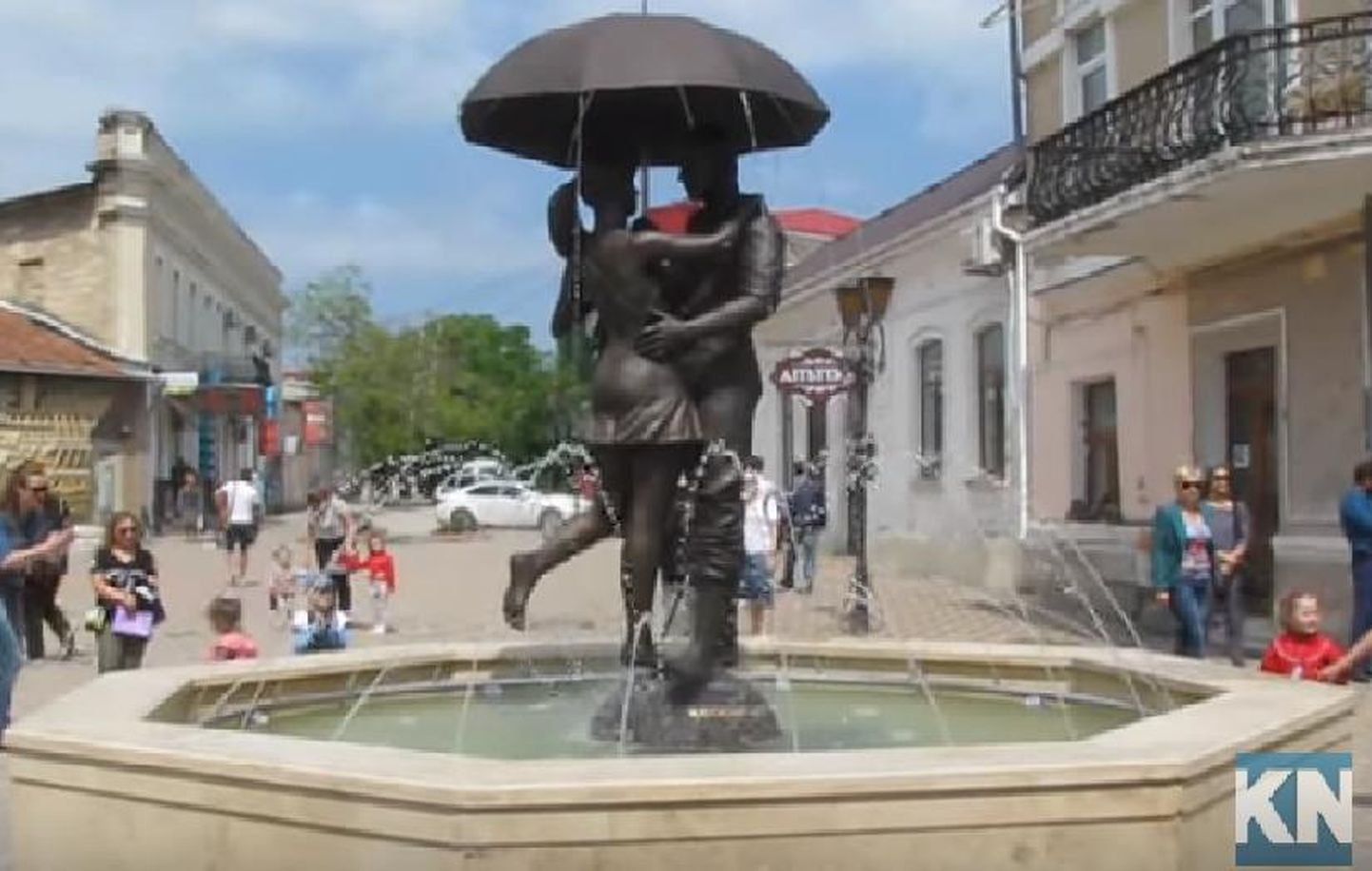 «Suudlevad tudengid» Krimmi poolsaarel Feodossija linnas. 
