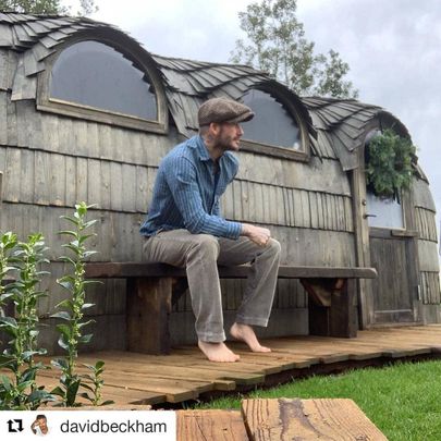 David Beckham tänas selle fotoga Leie külas tegutsevaid iglusaunade valmistajaid.
