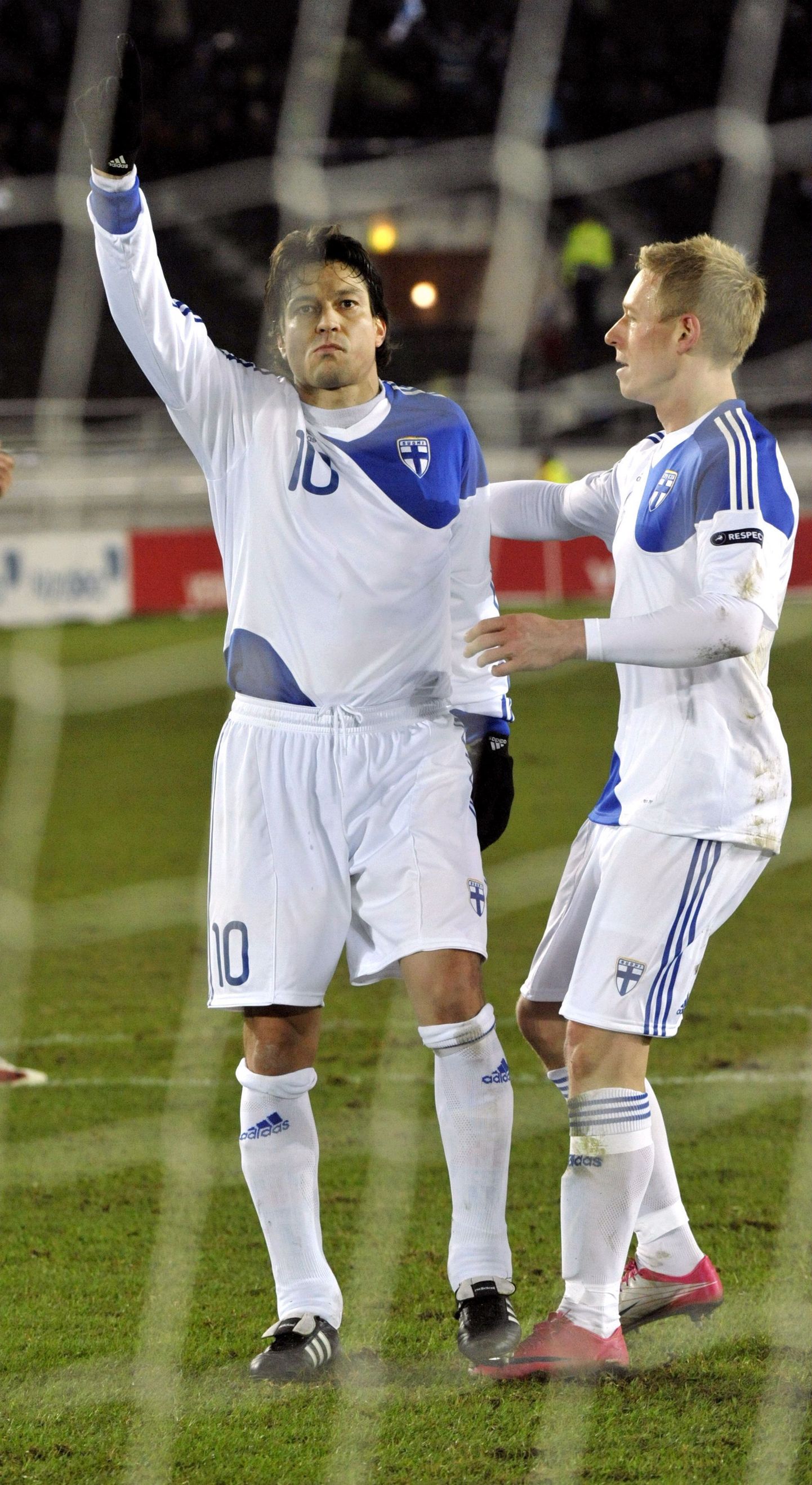 Jari Litmanen (vasakul) tähistab koos Mikael Forsselliga San Marinole löödud väravat. Aasta oli siis 2010.