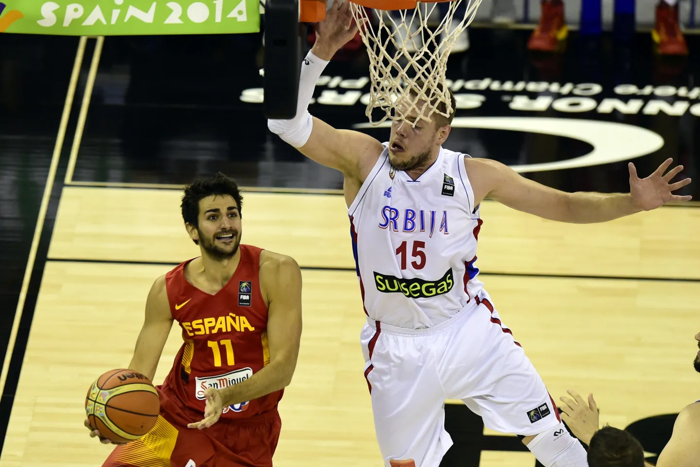 Ricky Rubio (vasakul) Hispaania koondise eest mängimas.