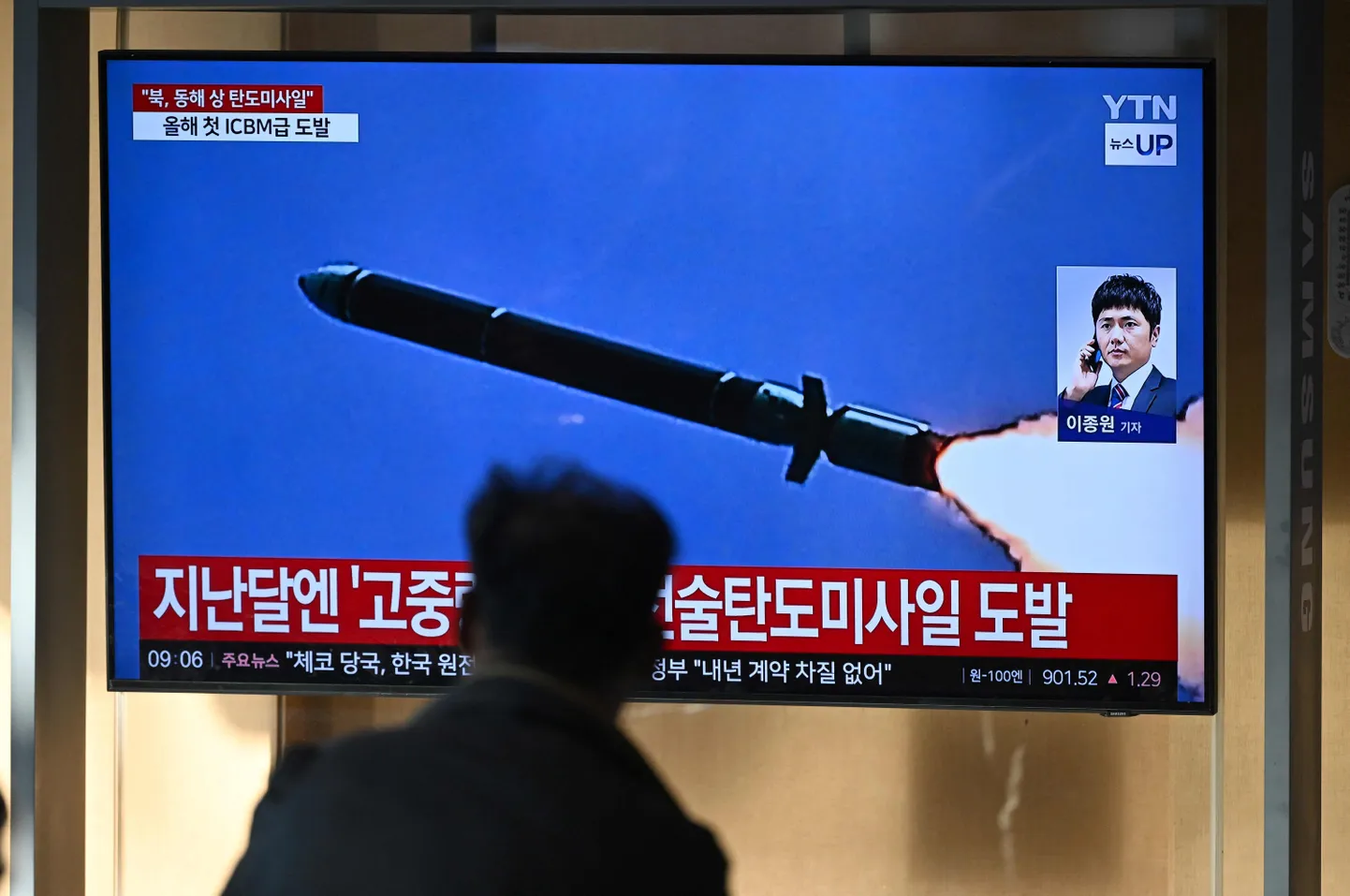 Uudis Põhja-Korea raketitulistamisest Lõuna-Korea teleekraanidel.