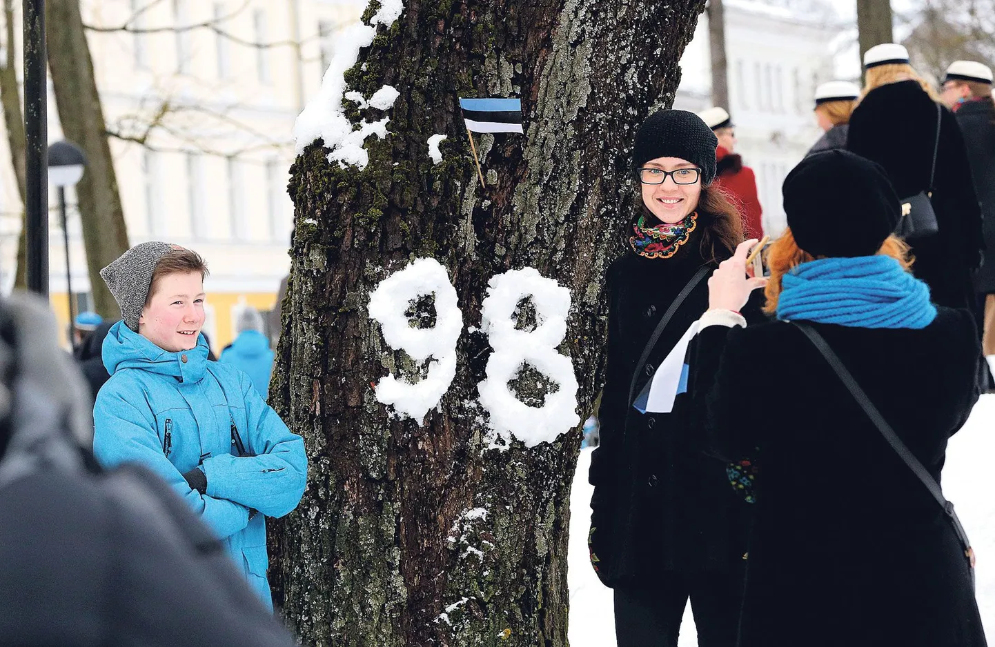 Tõesti tähtis päev, mis vajas jäädvustamist: eile hommikul Eesti Vabariigi 98. aastapäeva koos sadade tartlastega Toomemäel tähetorni juures tähistanud hakkajad noored korraldasid  käepäraste vahenditega väikese fotosessiooni.