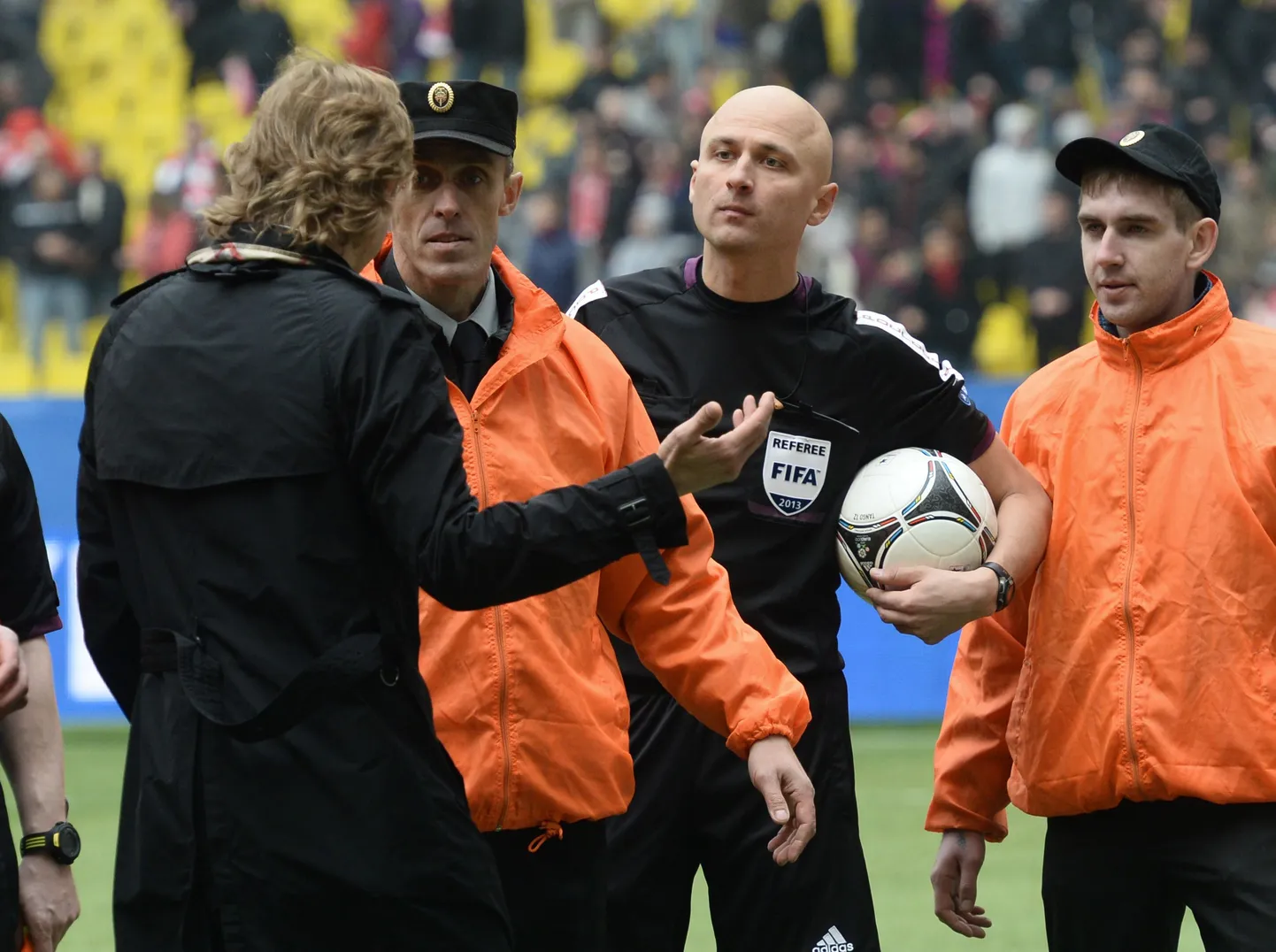 Valeri Karpin (vasakul) vaidleb kohtunik Sergei Karasjoviga.
