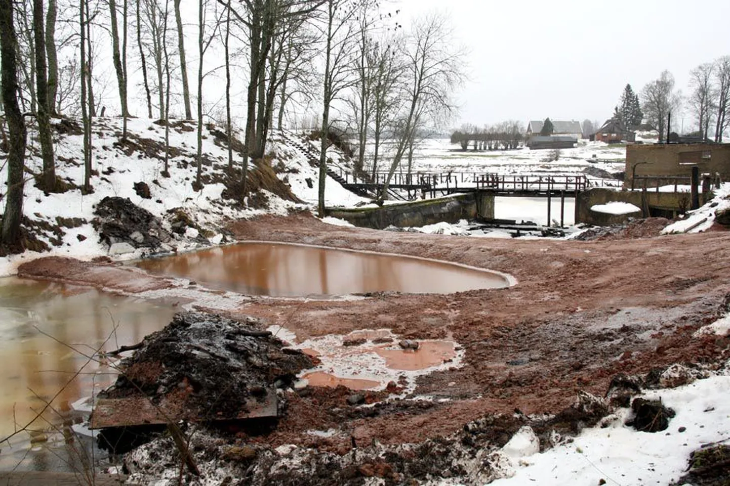 Esiplaanil on ajutine savist, tagaplaanil lagunenud Linnaveski tamm.