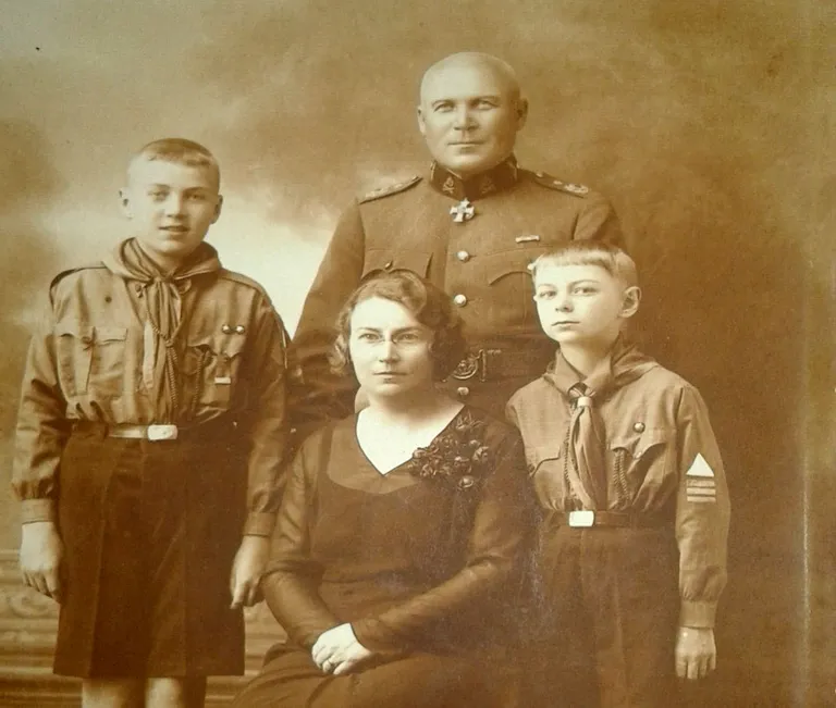 В семье Александера Тыниссона и его супруги Сельмы родилось двое сыновей. Старшего назвали Александером, младшего - Лео.