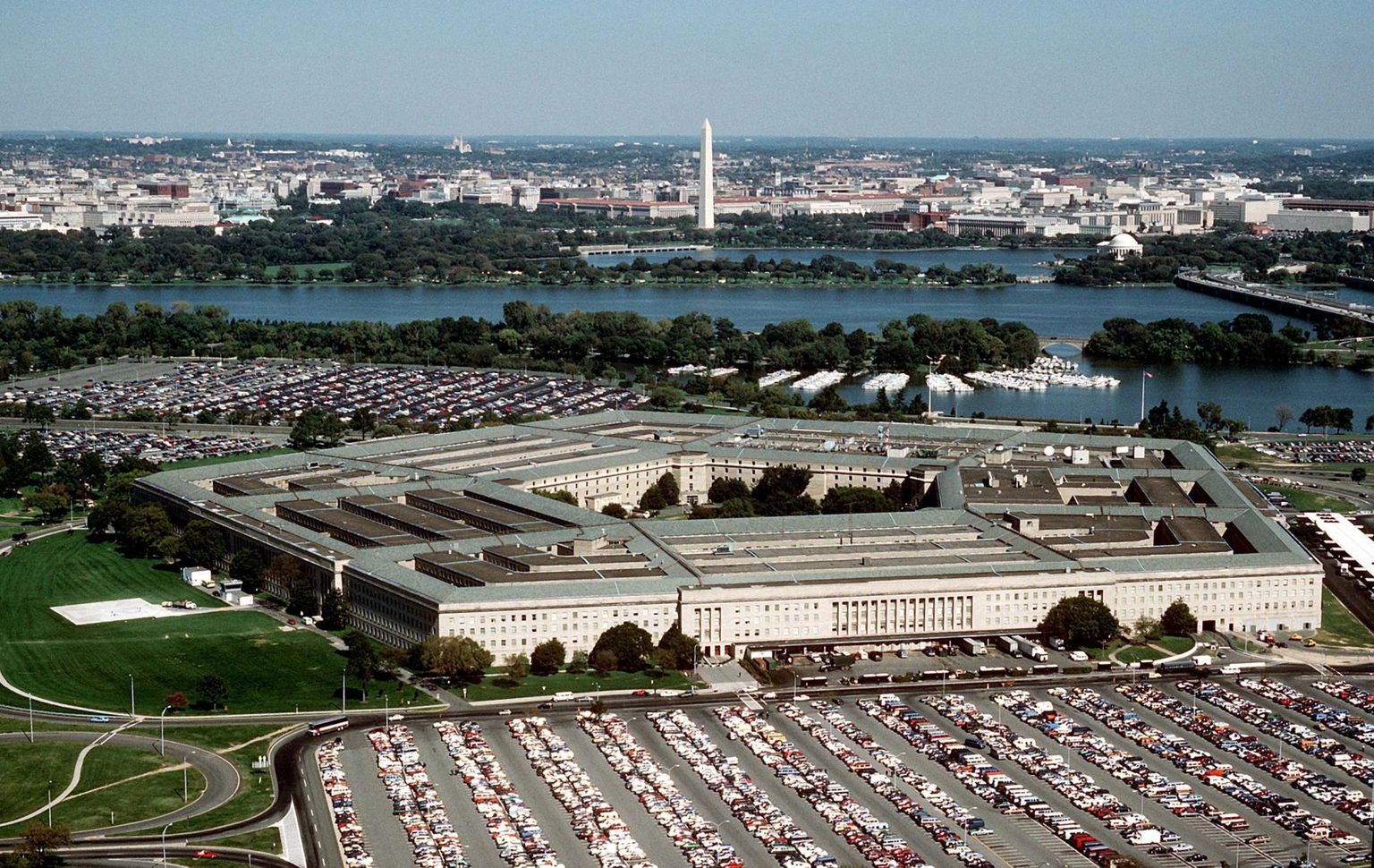 Расходы США на оборону почти так же высоки, как и у следующих в списке 12 стран вместе взятых. Здание Пентагона.