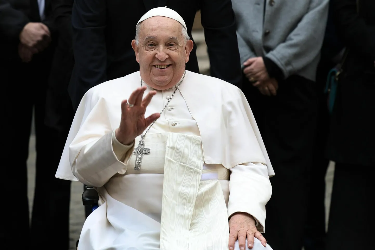 Hoolimata teda vaevanud tervisemuredest ja muidu lihtsast eluviisist tundis paavst Franciscus mullu detsembris Püha Peetruse väljakul rõõmu uue Popemobile’iga sõitmisest. Spetsiaalselt tema jaoks toodetud täiselektrilise, avatud katusega ja käsitööna valminud G-klassi sõiduki andis kirikupeale autotootja Mercedes-Benz.