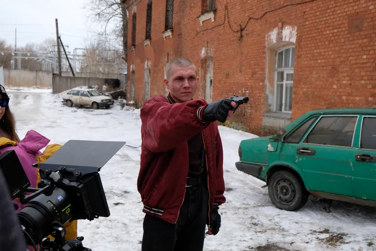 «Стрелки», драки, пальба – в «Быке» есть все атрибуты «лихих 90-х»