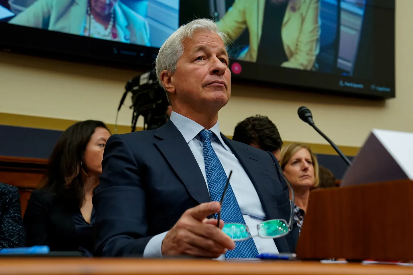 JPMorgani juht Jamie Dimon ütles, et maailma ja USA lähevad vales suunas. Vaja on suurendada investeeringuid nafta- ja maagaasitööstusesse, kuna need saastavad kivisöest vähem ajal kui kõrge hinna tõttu võtavad paljud riigid taas kasutusele kivisöe.