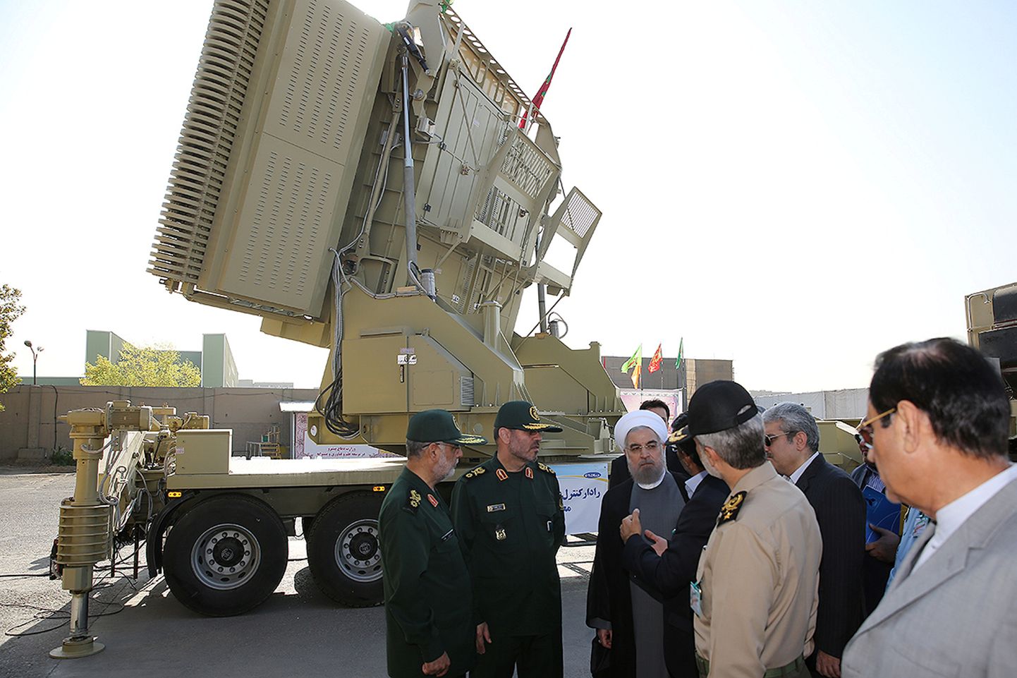 Iraani president Hassan Rouhani ja kaitseminister Hossein Dehghan tutvumas uue õhutõrjerakettide kompleksiga Bavar-373