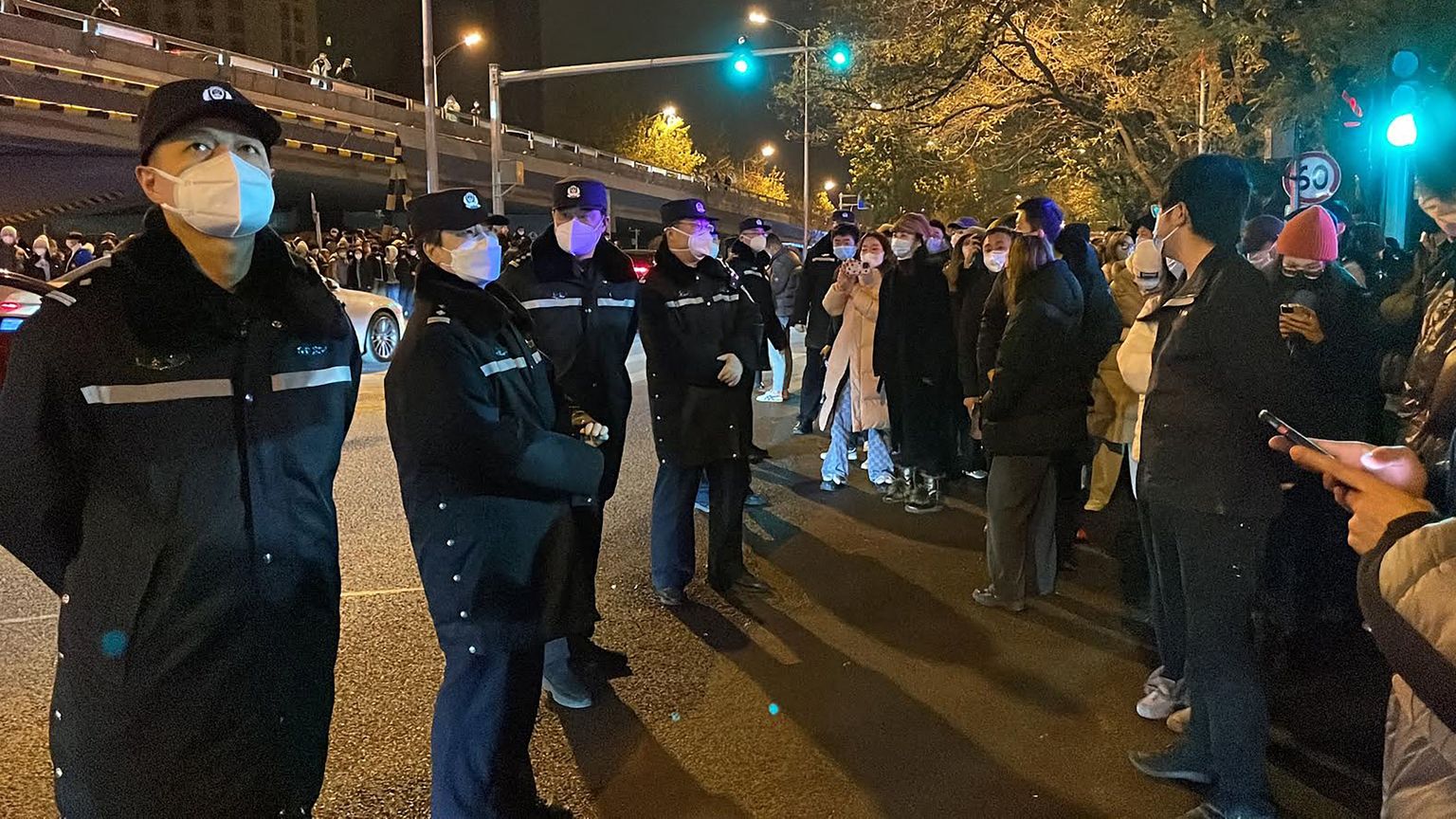 Люди протестуют в Пекине и в 10 других городах Китая, против ограничений, связанных с короновирусной инфекцией.