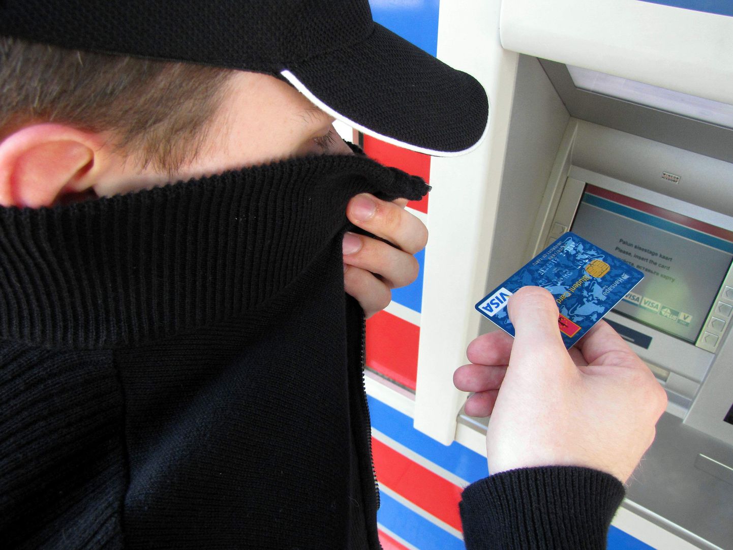 Иллюстративный кадр. Вор пытается воспользоваться в банкомате чужой банковской картой.