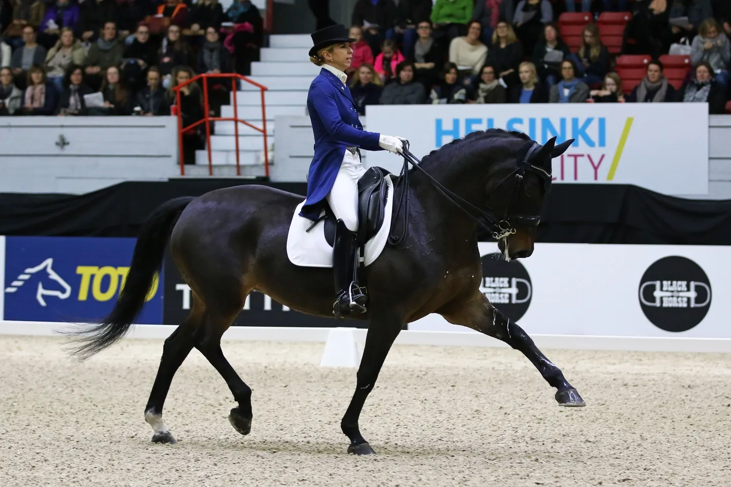 Dina Ellermann ja Landy's Akvarel Helsinki Horse Show vabakavas.