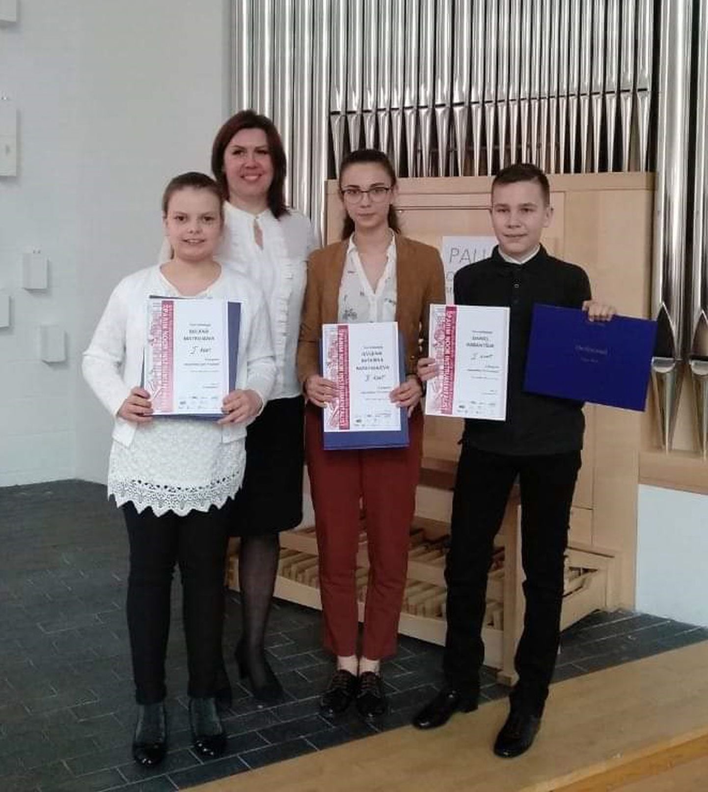 Svetlana Kekiševa ning tema õpilased Milana Matrossova, Daniel Kabantšuk ja Jevgenia-Katarina Razgonjajeva järjekordse võidu üle rõõmustamas.