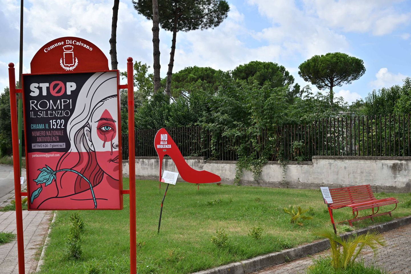 Linnaosa Napolis, kus toimusid noorte naiste grupivägistamised. Praegu püütakse seal vägivalda ennetada sellele viitavate plakatitega, 31. augustil 2023