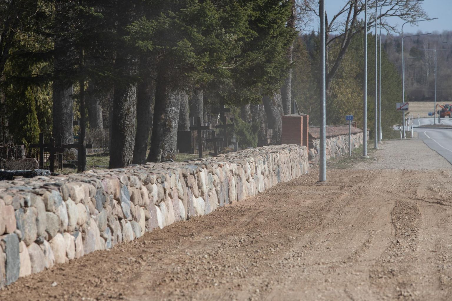 Suure maantee äärse Kõpu kalmistu kiviaed sai taas paraadvormi.