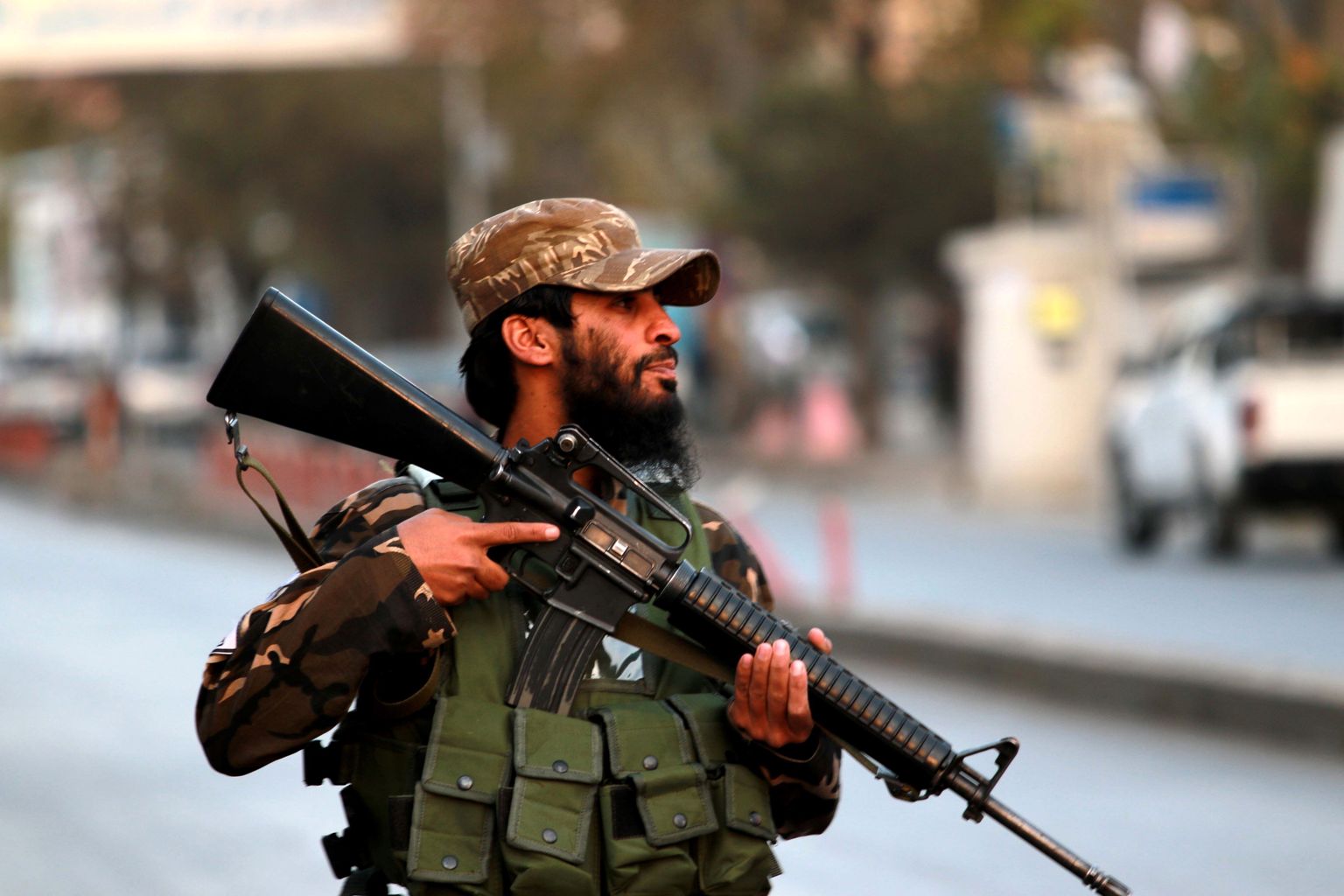 Talibani võitleja Kabuli tänaval.