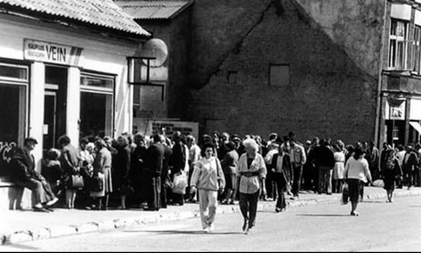 1980. aastatel kesklinna viinapoe ees olnud järjekord, mida linna joodikud tahtsid tänavustel hansapäevadel taaslavastada.