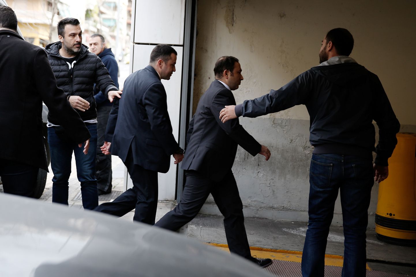 Kaks kaheksast Türgi sõdurist, kelle väljaandmist Türgi nõuab, täna Ateenas kohtus.
