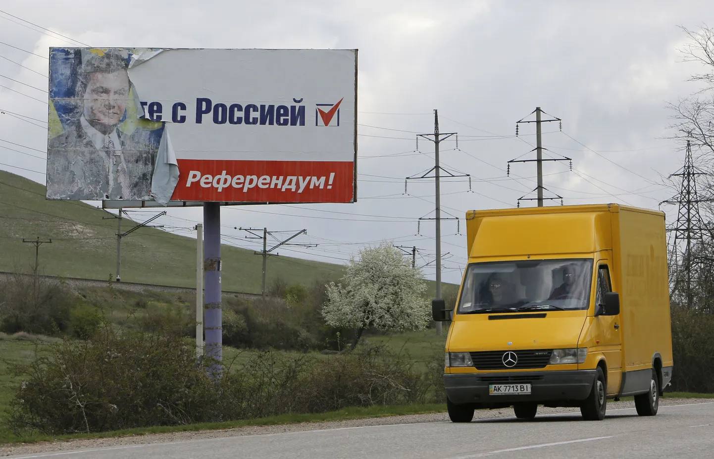 «Referendumi» plakati alt paistab ekspresident Viktor Janukovõtši vana plakat.