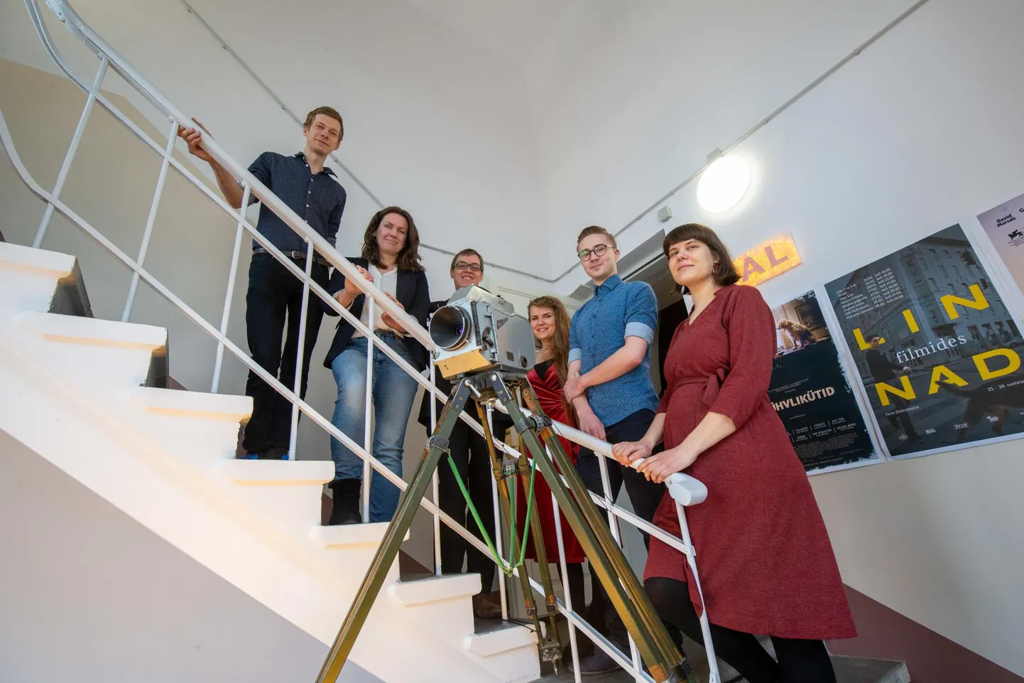 Tartu Elektriteatri töötajad Mihkel Salk (vasakult), Kristine Palm, Andres Kauts, Evelina Nõmme, Rasmus Rääk ja Elo Vilks Jakobi 1 trepikojas. Nende selja taga on kinosaali uks.