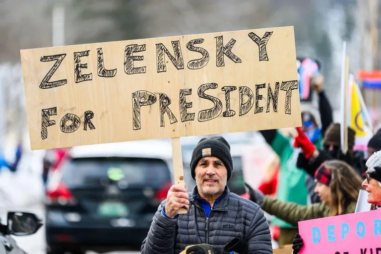 Вермонт. Протестующий с плакатом «Зеленского в президенты».