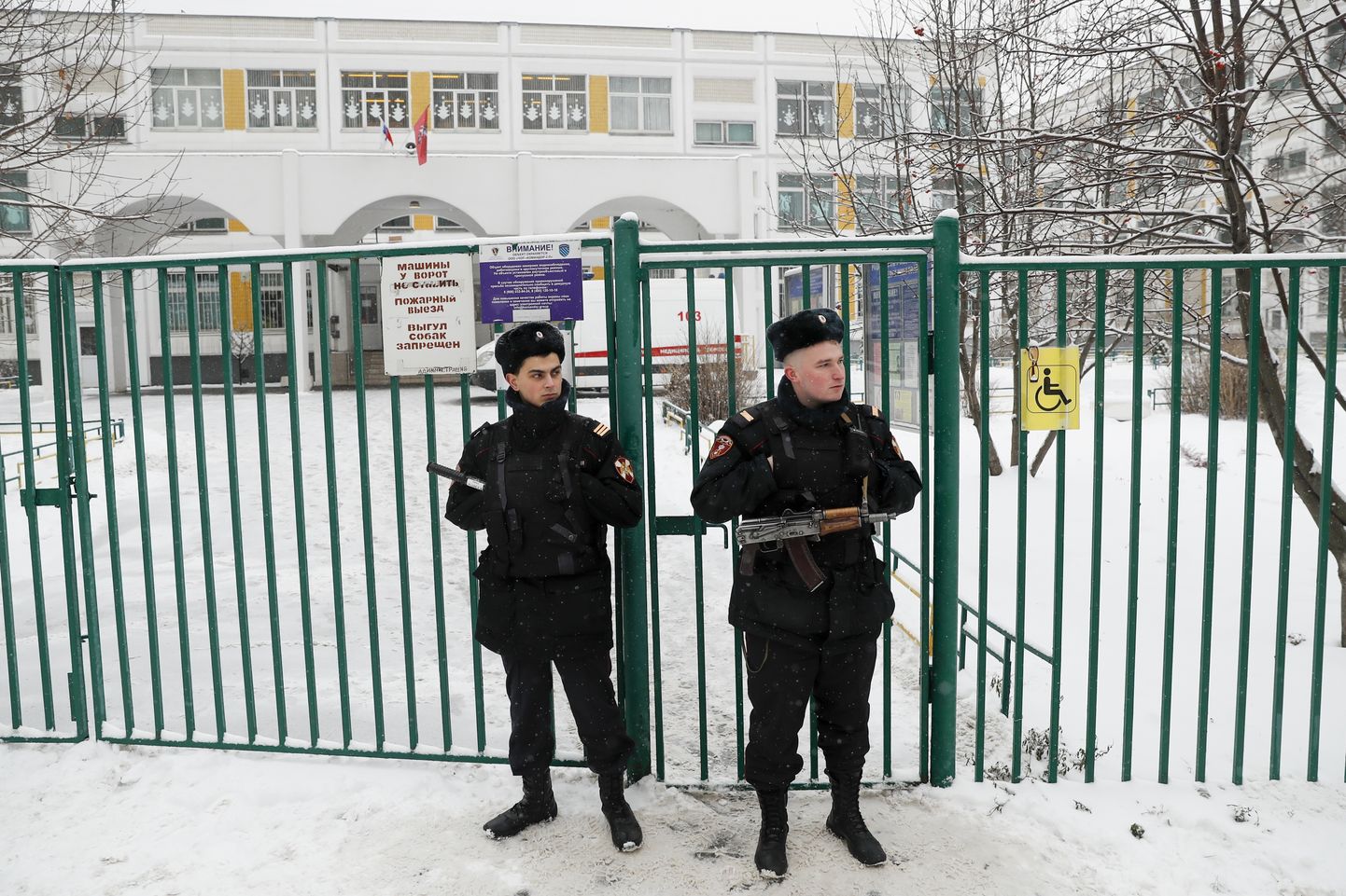 Полицейские рядом со школой в Жулебино.