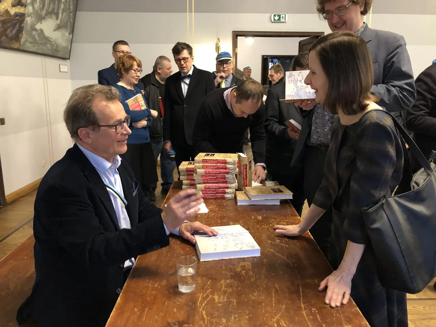 Hain Rebas jagas esitlusel autogramme, mille sai ka Ene-Reet Soovik, üks tema artiklite eesti keelde tõlkijaid.