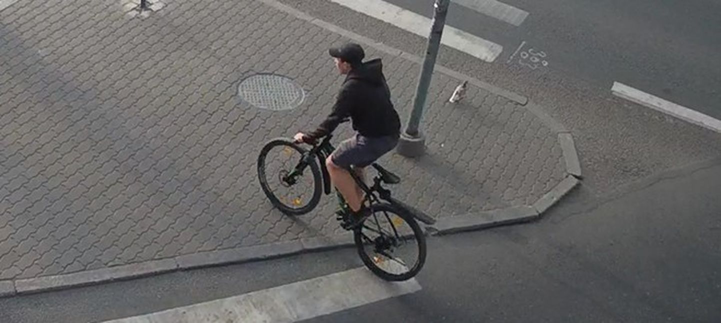 Politsei kahtlustab pildil olevat jalgratturit lapsele otsa sõitmises ja sündmuskohalt lahkumises.