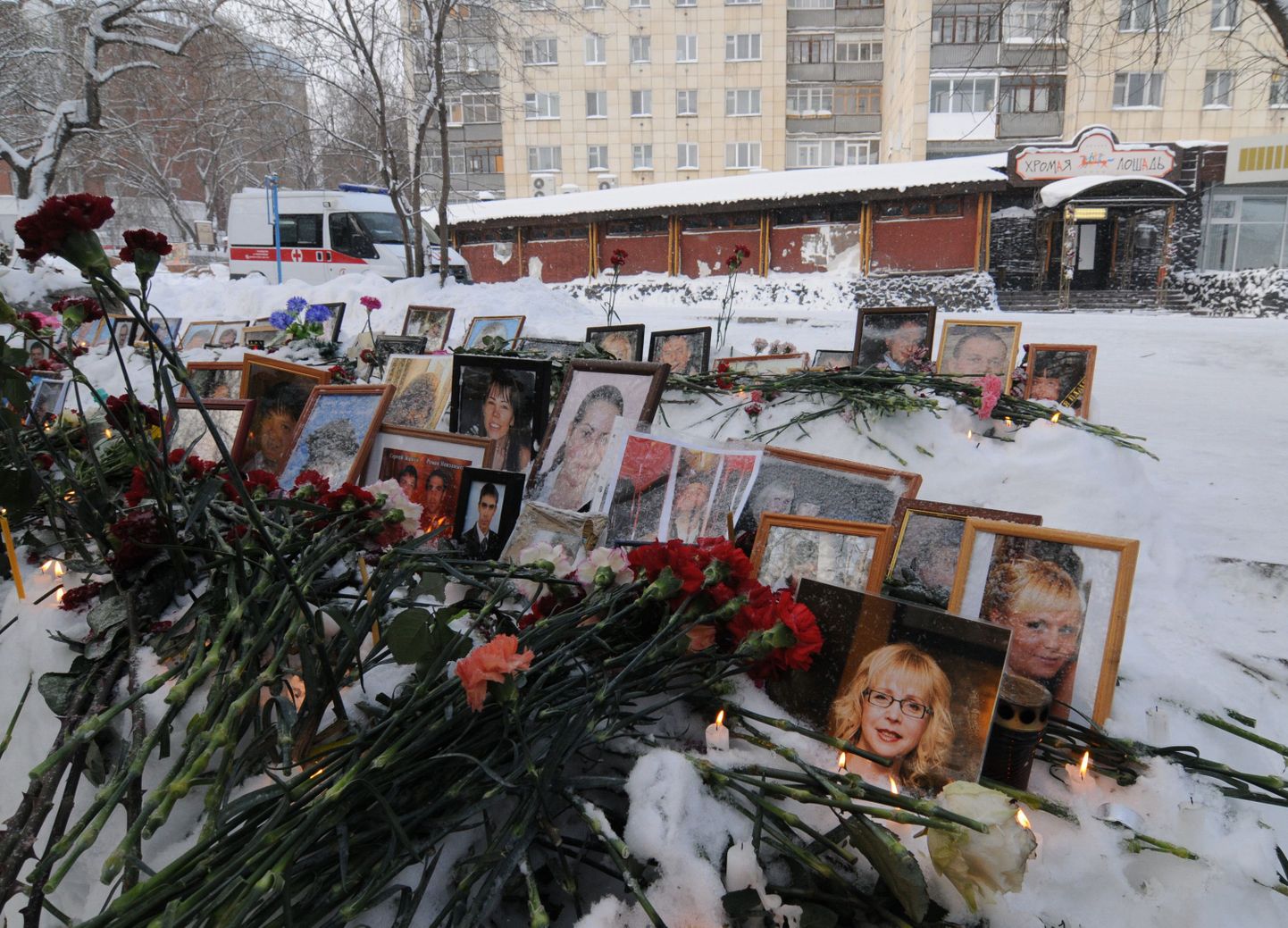 Permi ööklubi Lonkav Hobune. Maja ees on lilled ja ohvrite pildid.