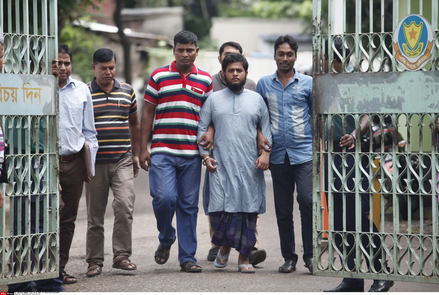 Politseiametnikud vahistasid Khaled Saifullahi, keda kahtlustatakse hindu õpetaja Ripon Chakrabarty tapmise organiseerimises. Chakrabarty raiuti juuni keskel surnuks oma kodus.