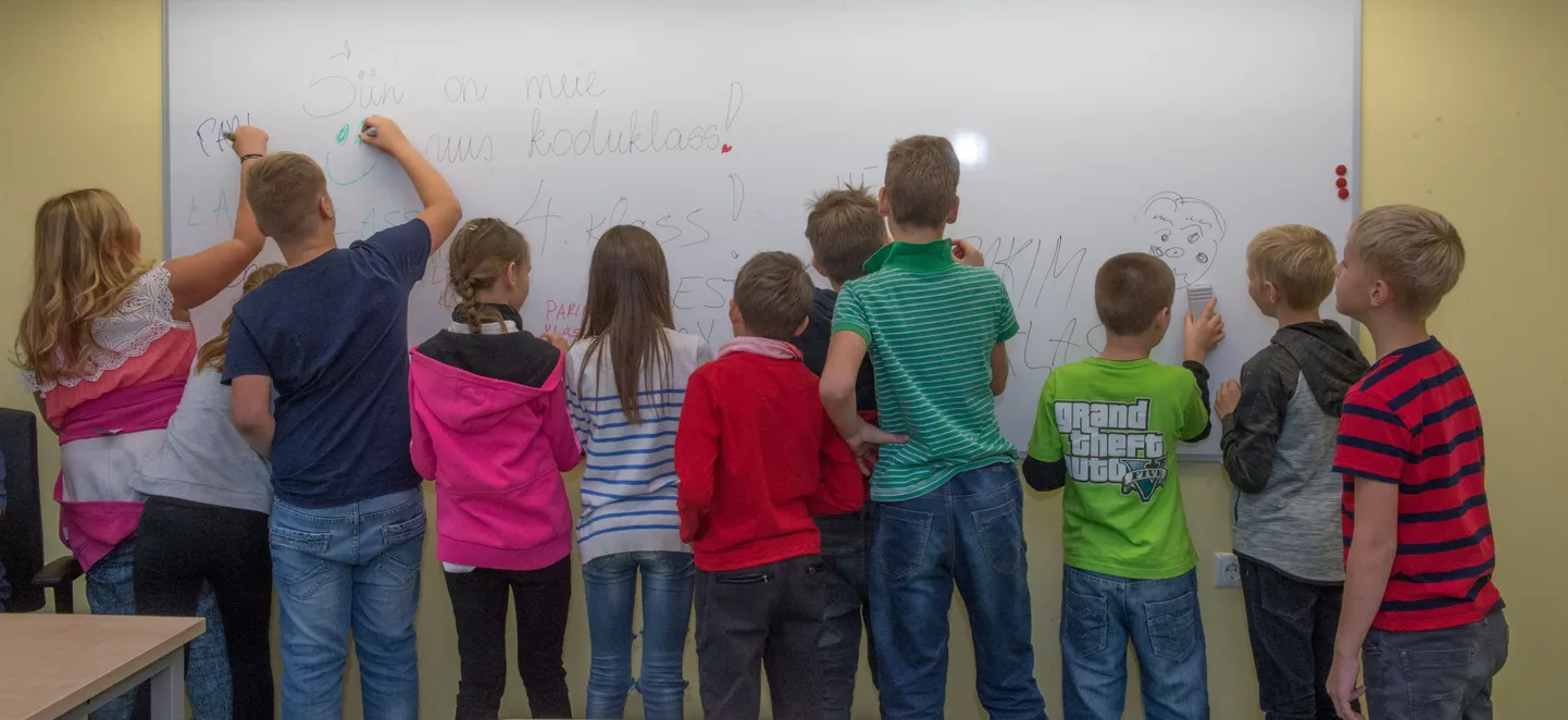 Neljanda klassi lapsed läksid nii õhinasse, et asusid kohe tahvlile kirjutama, miks neile uus klassiruum meeldib. Pea kõik põhjendused algasid sõnaga «parim».