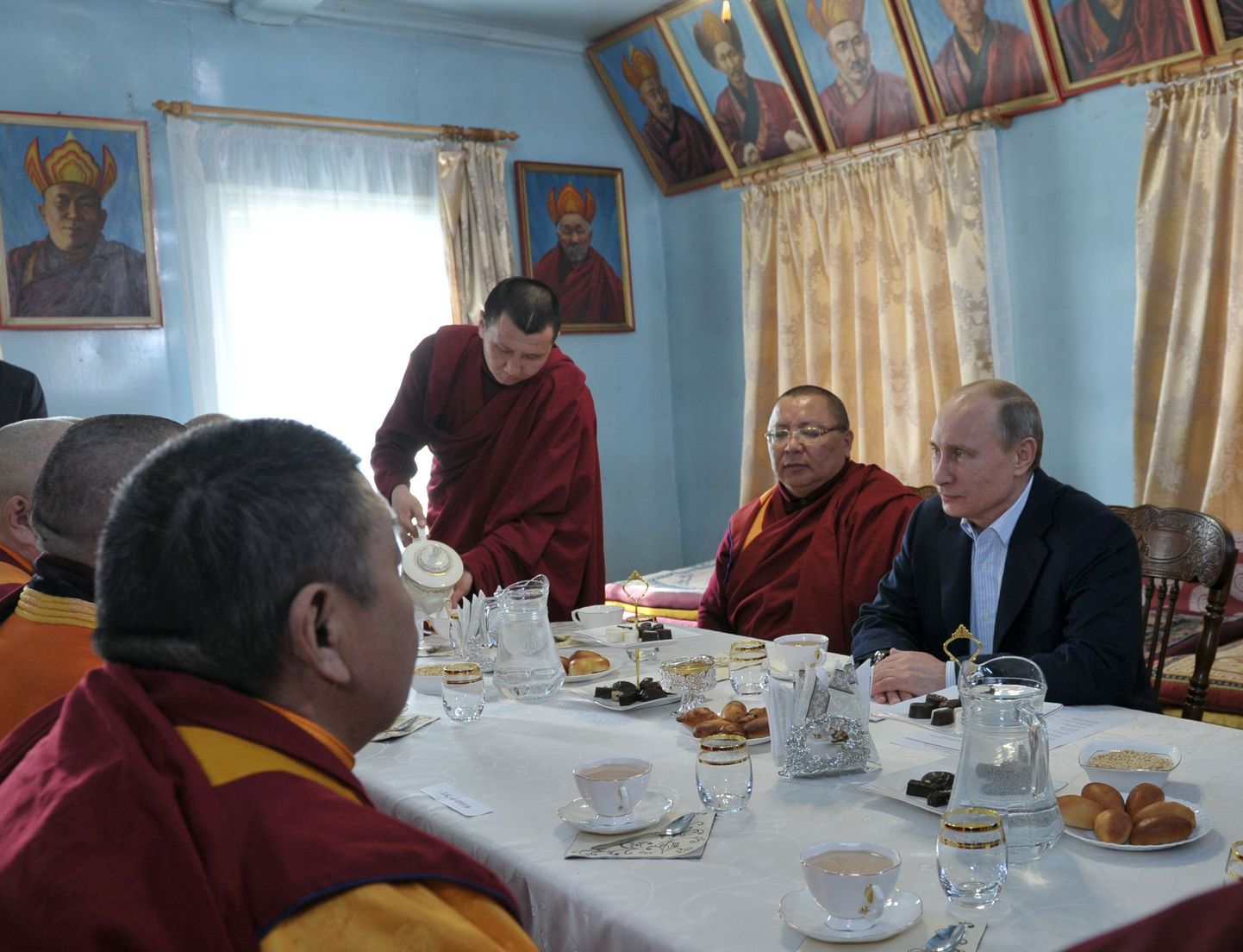 Putin joob Burjaatia budistidega teed.