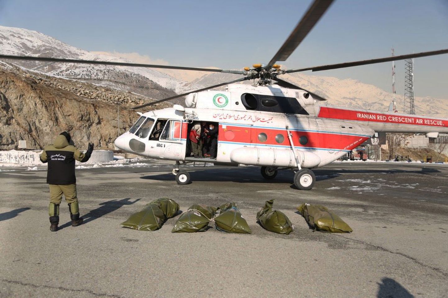 Glābšanas helikopters un lavīnas upuri Irānā