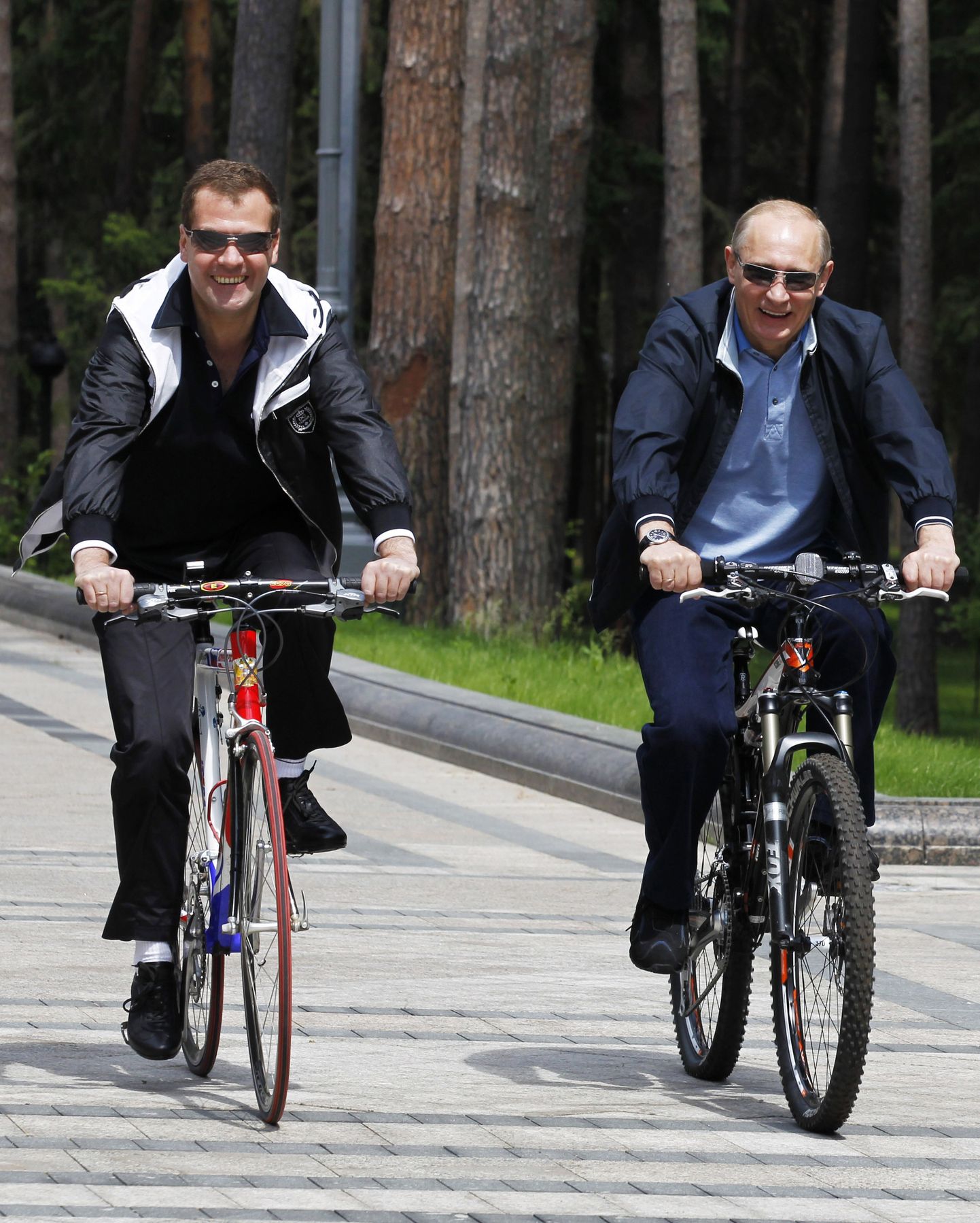 Venemaa presidemt Dmitri Medvedev (vasakul) ja peaminister Vladimir Putin juunis 2011 sõitmas Moskva Gorki pargis jalgratastega
