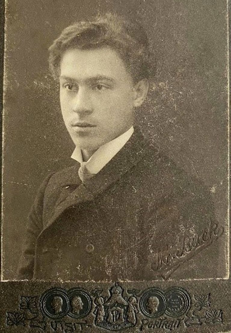Jēkabs Ādamsons Liepājā, 1912. gads. Fotogrāfs M. Buks.