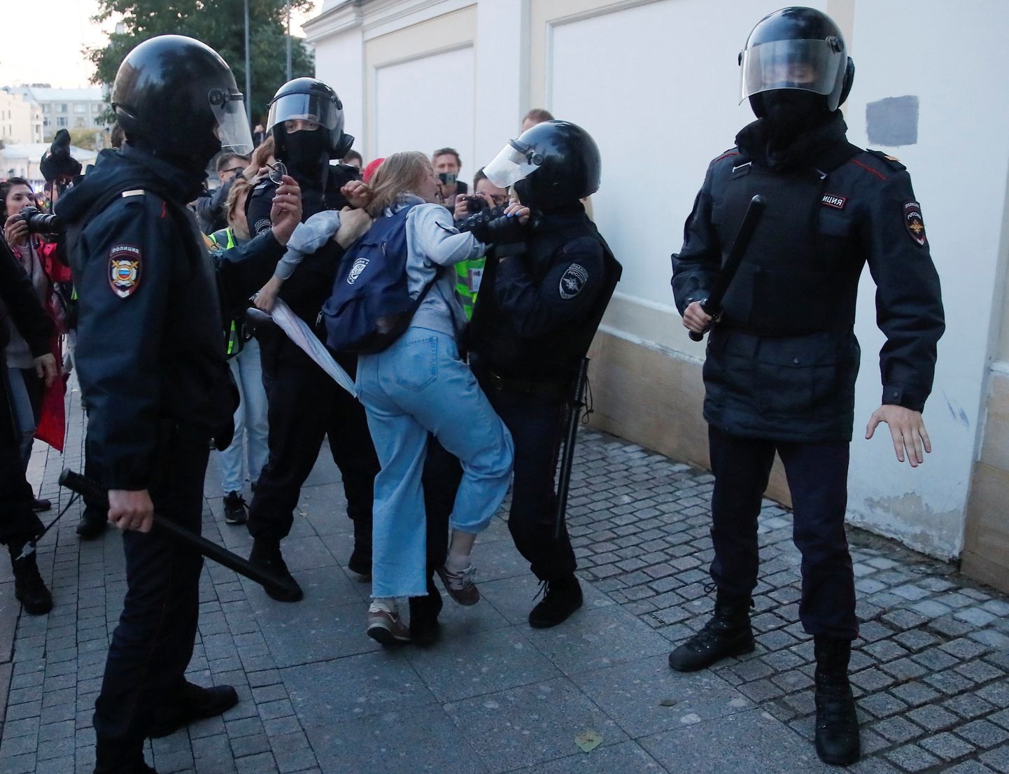 Vene märulipolitseinikud laupäeval Moskvas opositsiooni meeleavaldusel osalenud Daria Sosnovskajat kinni pidamas.