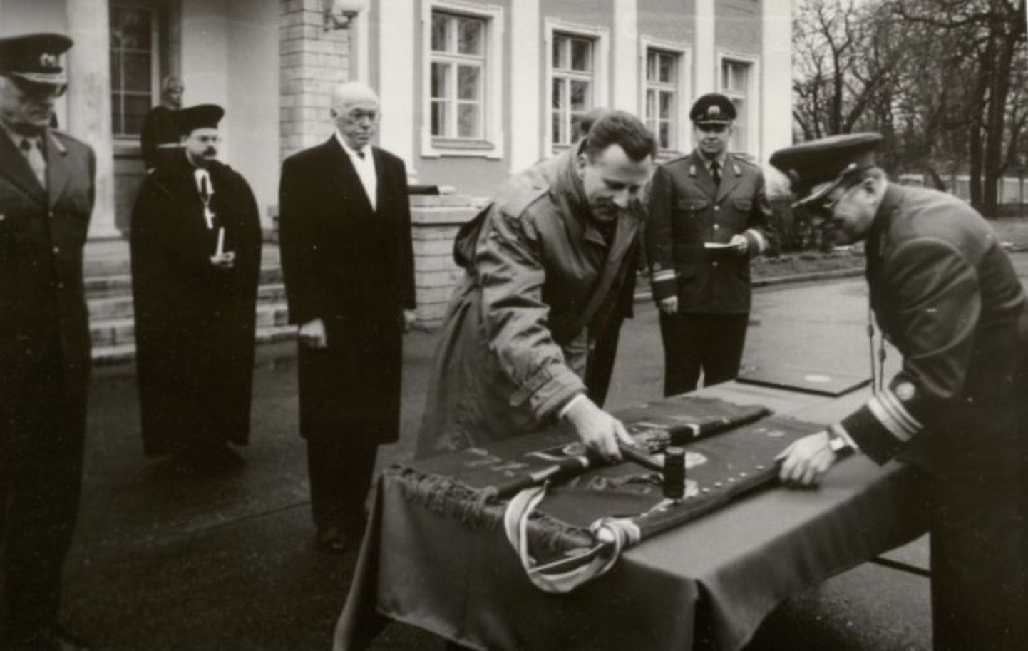 Staabi- ja sidepataljoni teise lipu õnnistamine Kadrioru presidendilossi ees 21. novembril 1994. aastal. Esiplaanil lööb naela lipu vardasse toonane Järva maavanem Arvo Sarapuu.