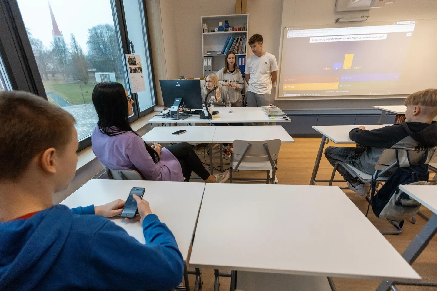 Türi põhikooli 7.a klassi esmaspäevast inglise keele tundi viisid läbi ja valmistasid ette õpilased ise. «Hirmus kogemus oli, õpetaja töö on raske,» pidid noored õpetajad tunnistama.