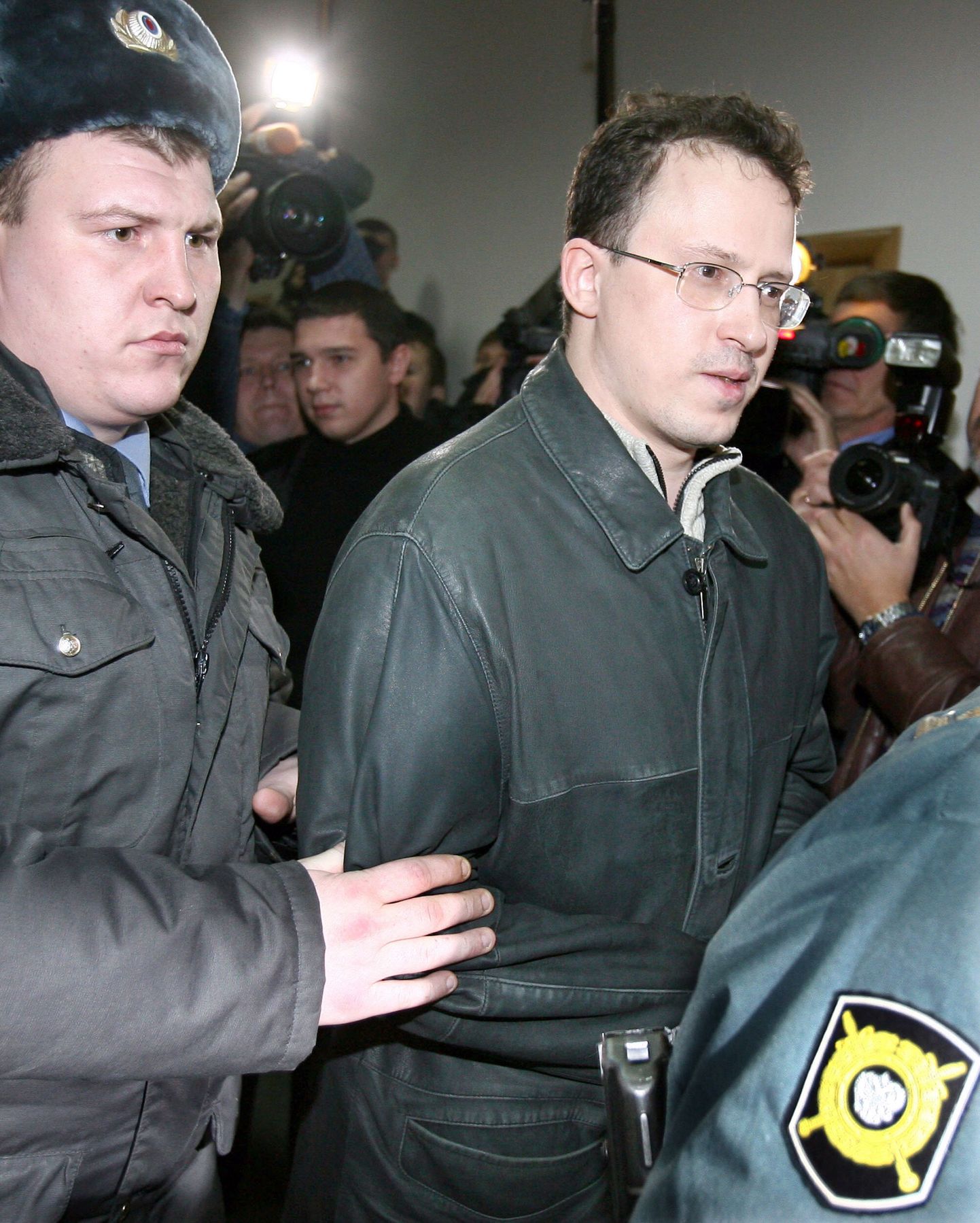 Miilits talutab kunagist pangajuhti Aleksei Frenkelit, kellele Moskva kohus määras 19-aastase vangistuse.