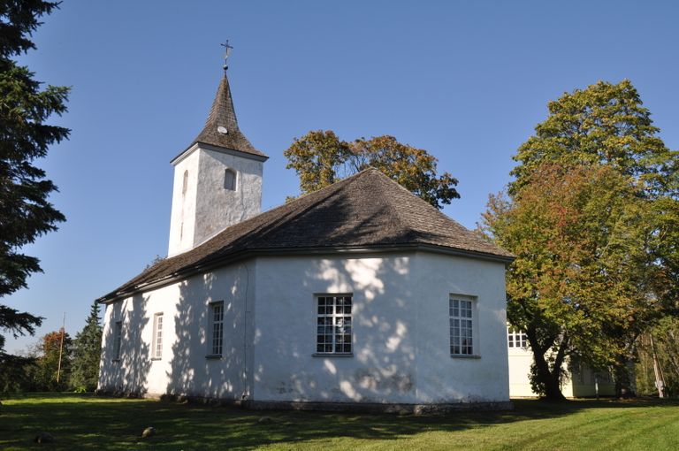 Pühajõe kiriku 30 aastat vana laastukatus vahetatakse sügiseks välja.