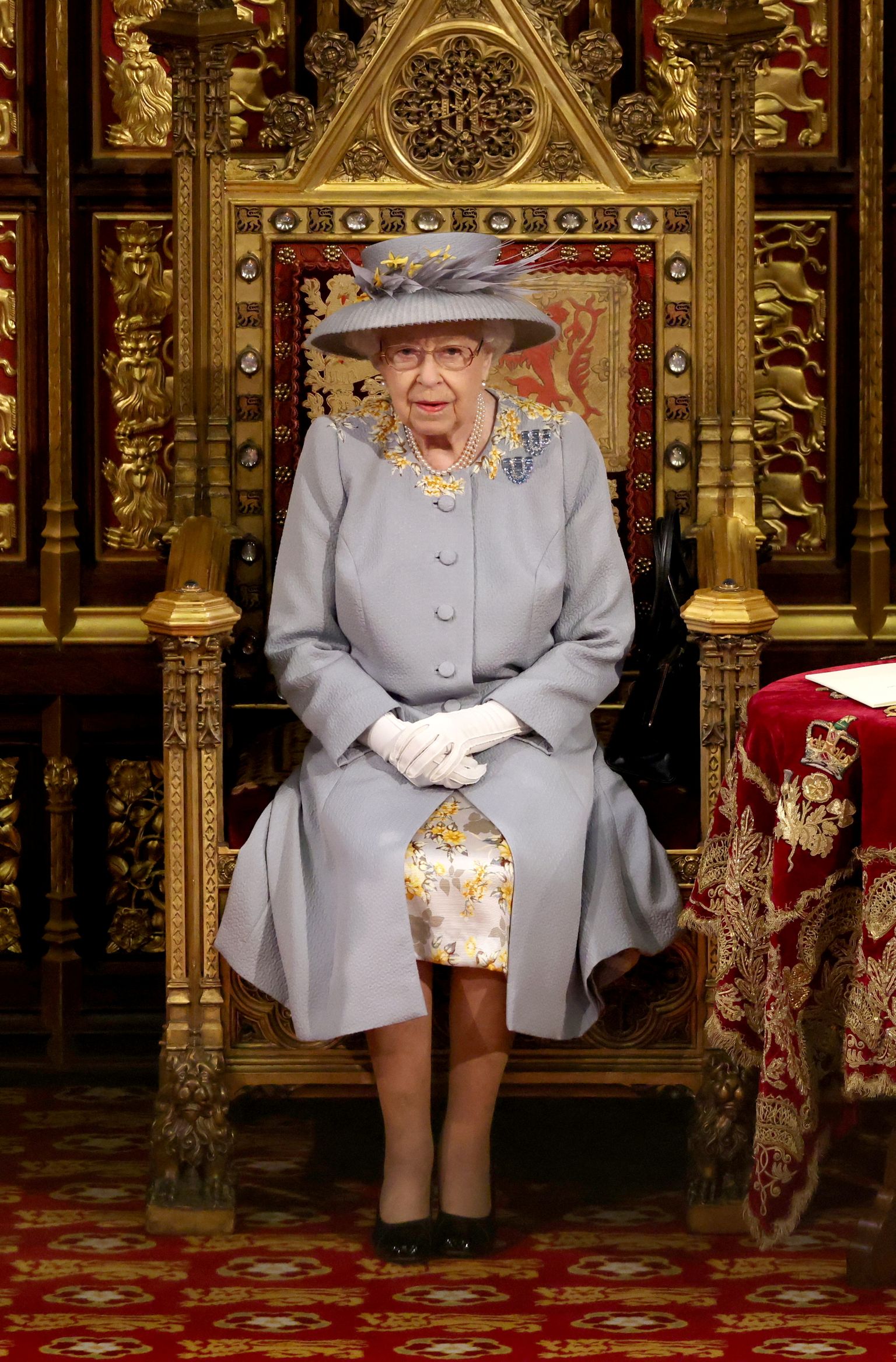Kuninganna Elizabeth II parlamendis.