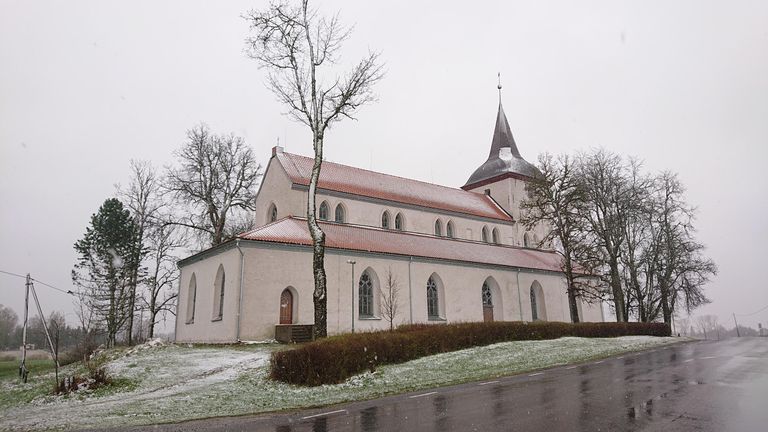 Lumesadu Võrumaal Urvaste kiriku juures.
